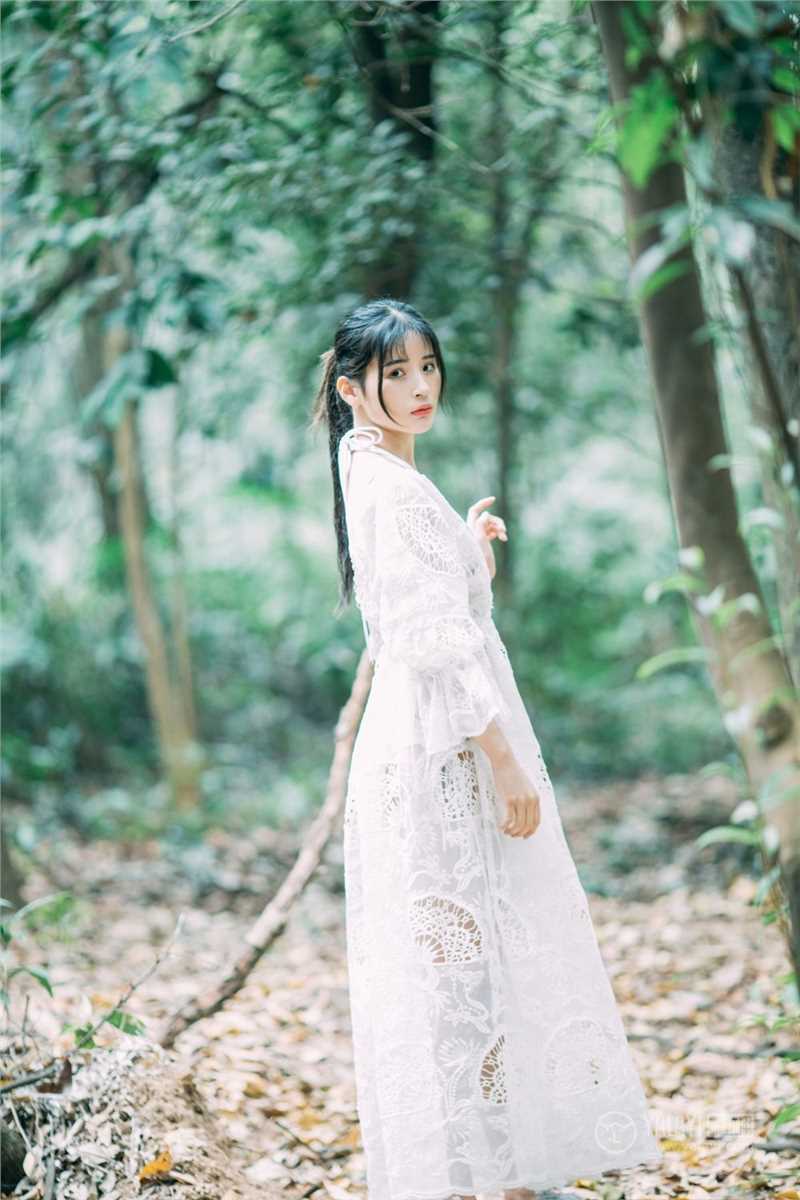 森林仙子阿惜白纱长裙香肩半露禁欲又勾人图集