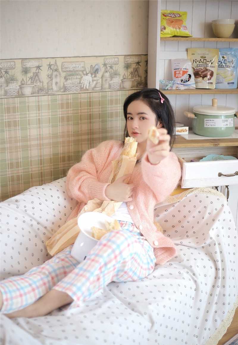 高清慵懒的居家小美女清纯诱人模样甜美尤物图集