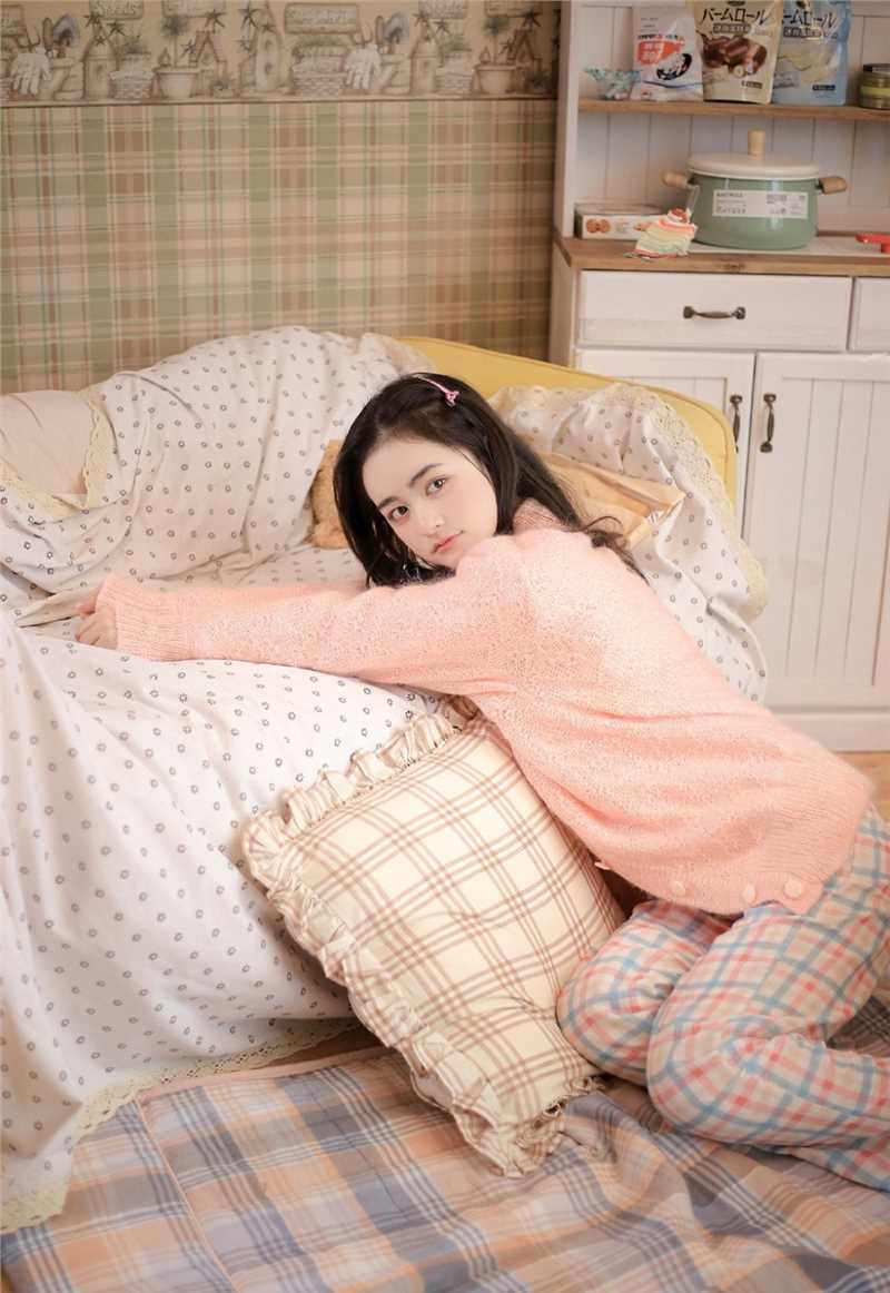 高清慵懒的居家小美女清纯诱人模样甜美尤物图集
