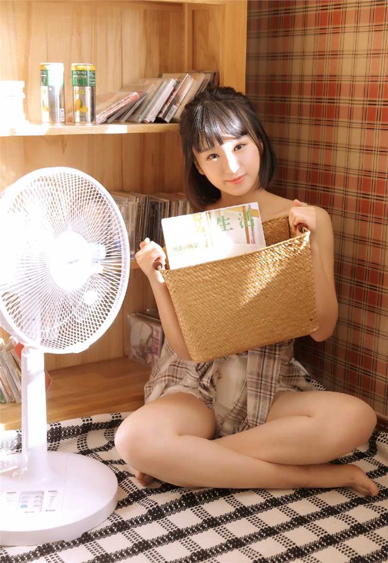 最新邻家吊带背心美女天然青涩玉体酥胸清纯人体图集