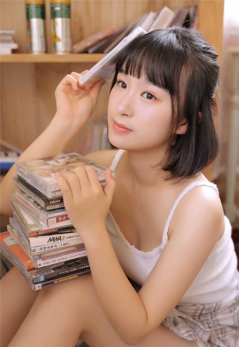 最新邻家吊带背心美女天然青涩玉体酥胸清纯人体图集