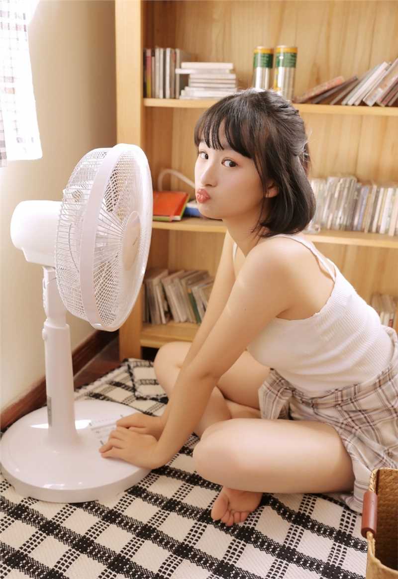 最新邻家吊带背心美女天然青涩玉体酥胸清纯人体图集