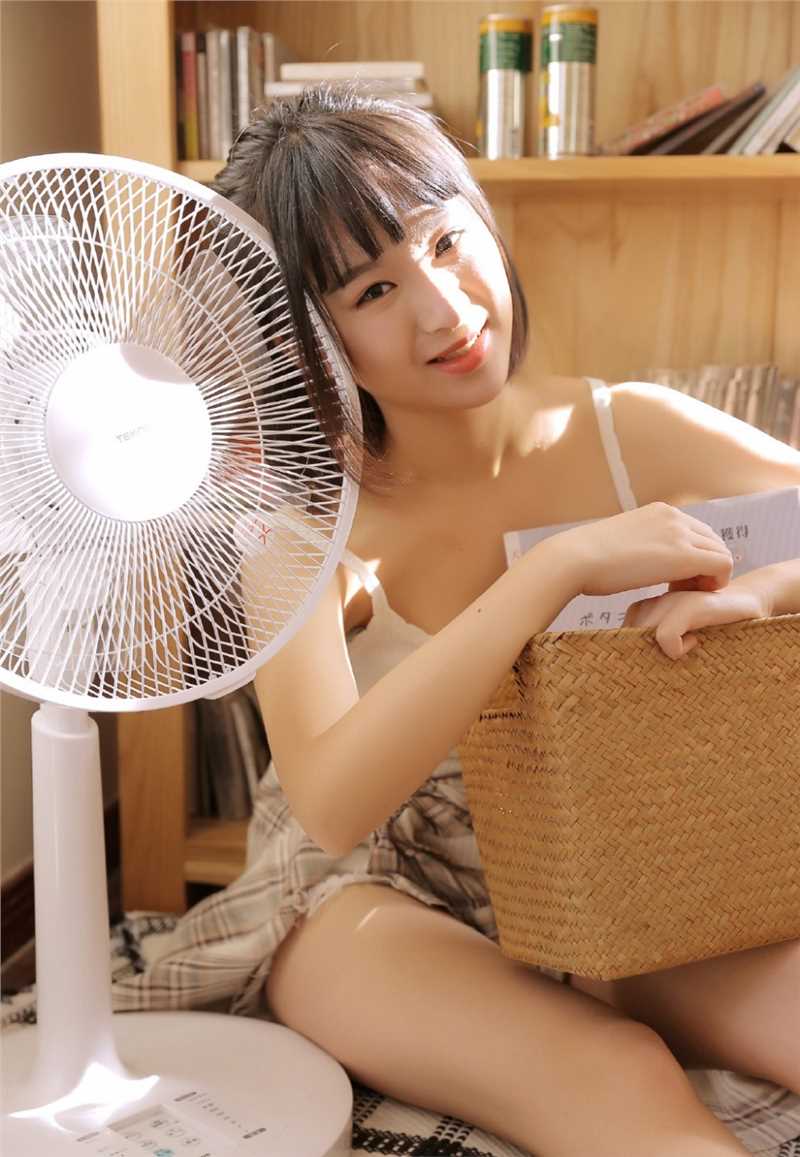 最新邻家吊带背心美女天然青涩玉体酥胸清纯人体图集