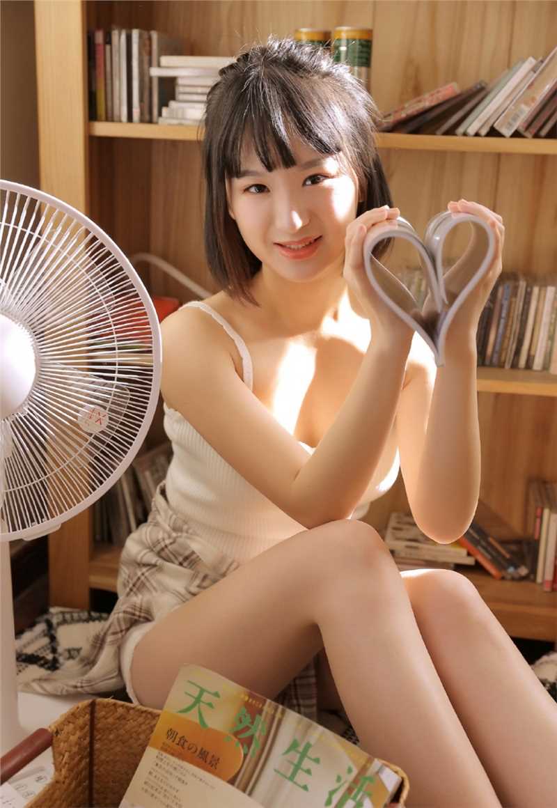 最新邻家吊带背心美女天然青涩玉体酥胸清纯人体图集