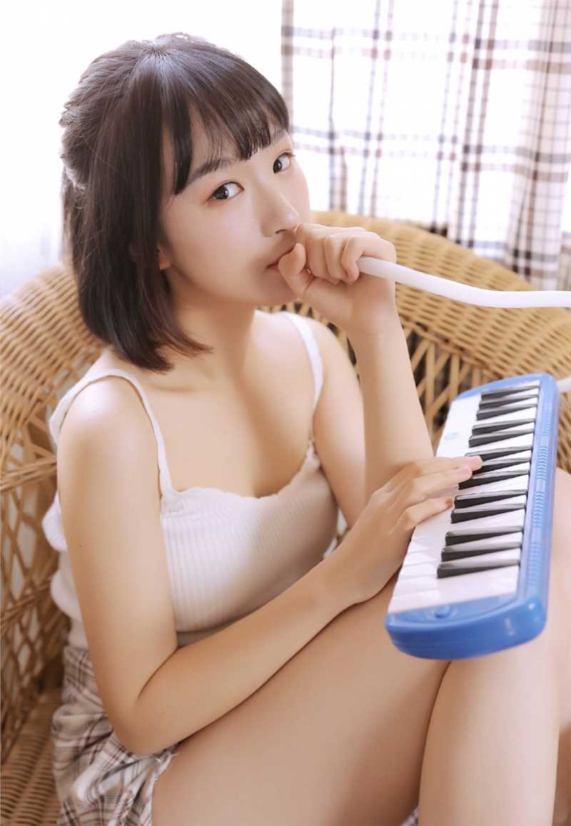 最新邻家吊带背心美女天然青涩玉体酥胸清纯人体图集