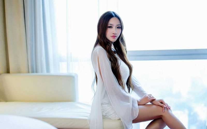 精选长发甜美清纯气质美女温文尔雅桌面壁纸图册