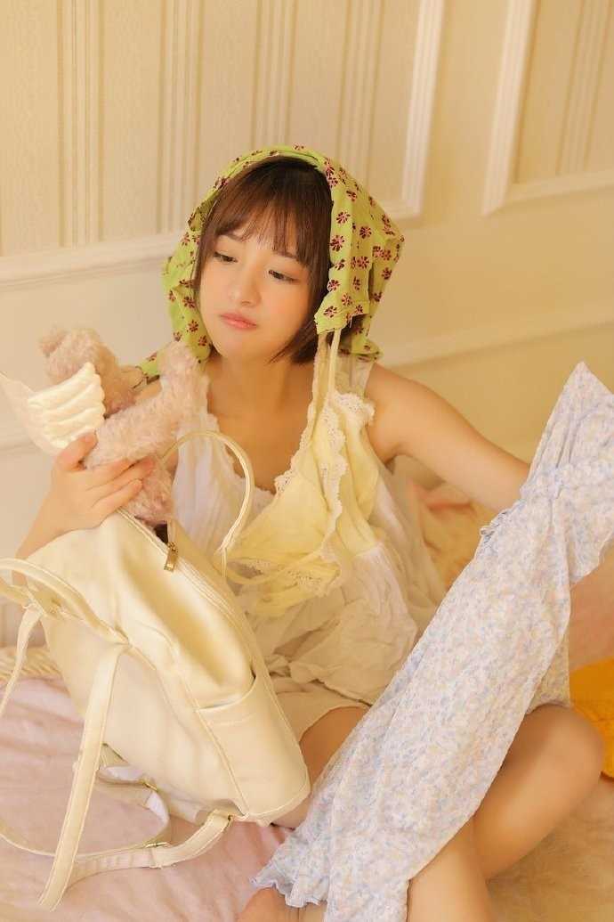 最新短发吊带睡衣美女萌妹惹火长腿稚嫩清纯图集