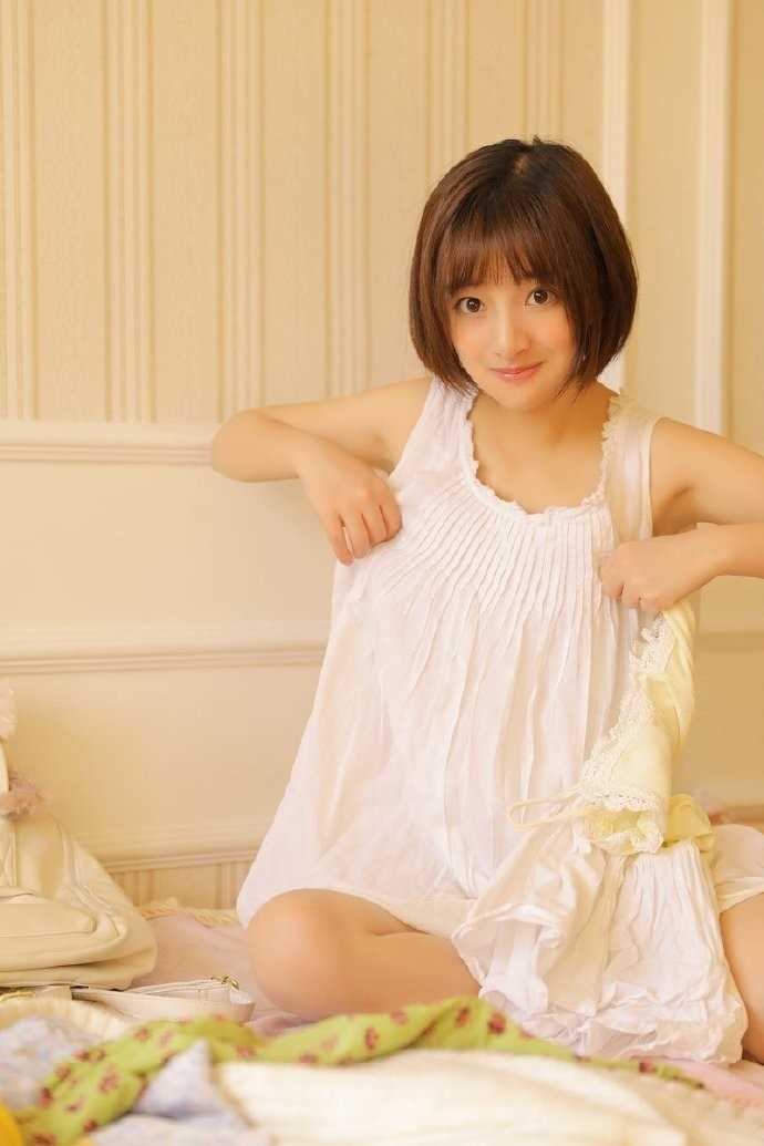 最新短发吊带睡衣美女萌妹惹火长腿稚嫩清纯图集