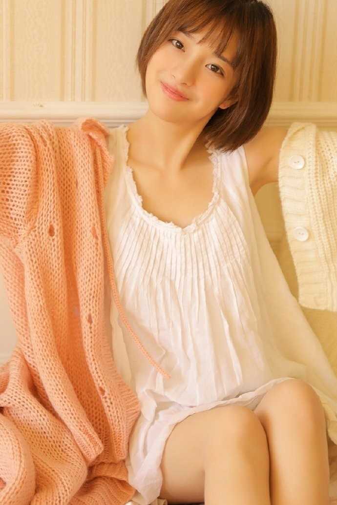 最新短发吊带睡衣美女萌妹惹火长腿稚嫩清纯图集