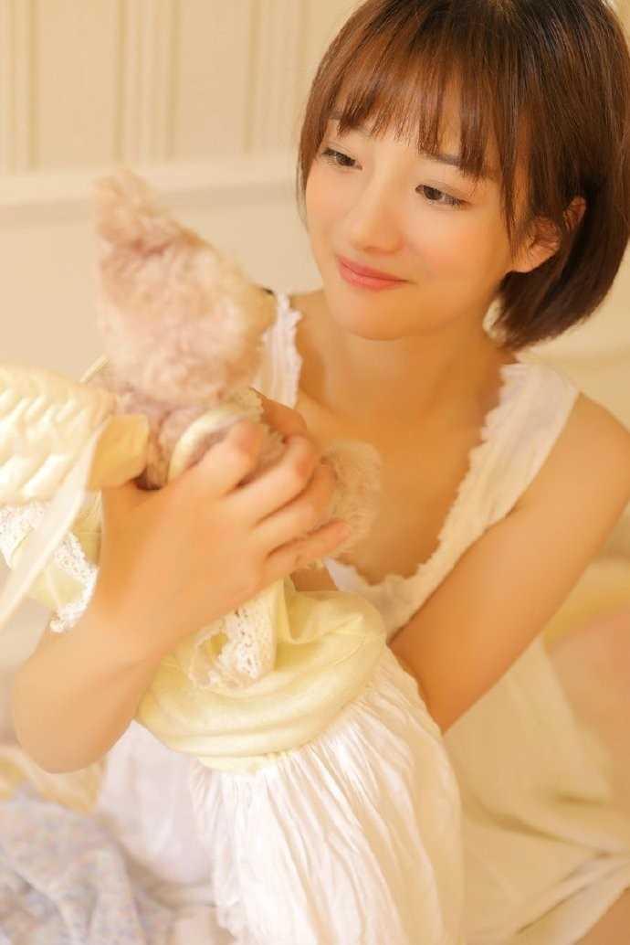 最新短发吊带睡衣美女萌妹惹火长腿稚嫩清纯图集