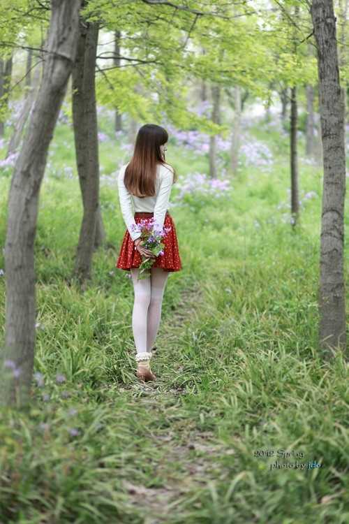 最新手捧花束的清纯白丝大长腿户外性感唯美意境图片图集