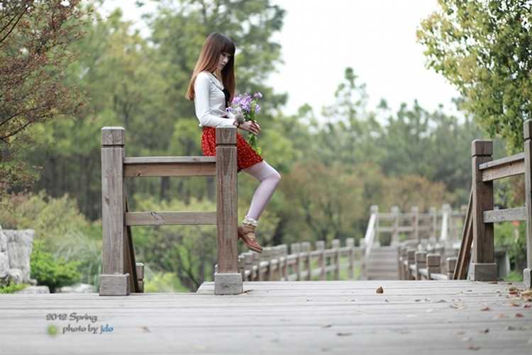 最新手捧花束的清纯白丝大长腿户外性感唯美意境图片图集