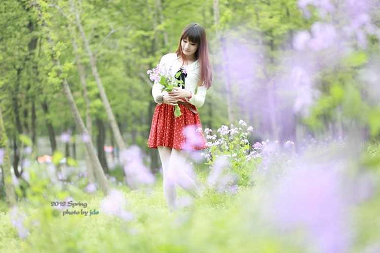 最新手捧花束的清纯白丝大长腿户外性感唯美意境图片图集