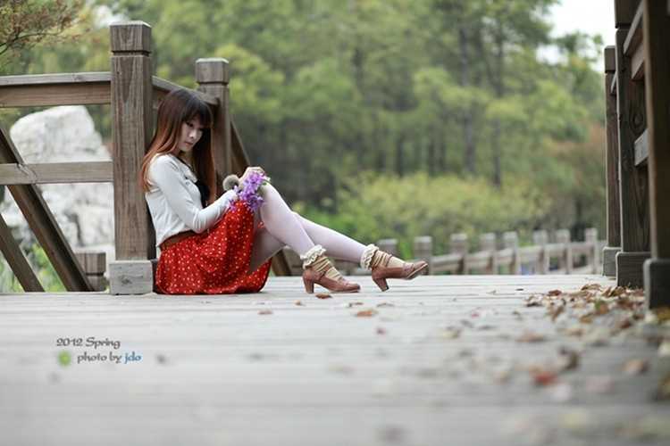 最新手捧花束的清纯白丝大长腿户外性感唯美意境图片图集