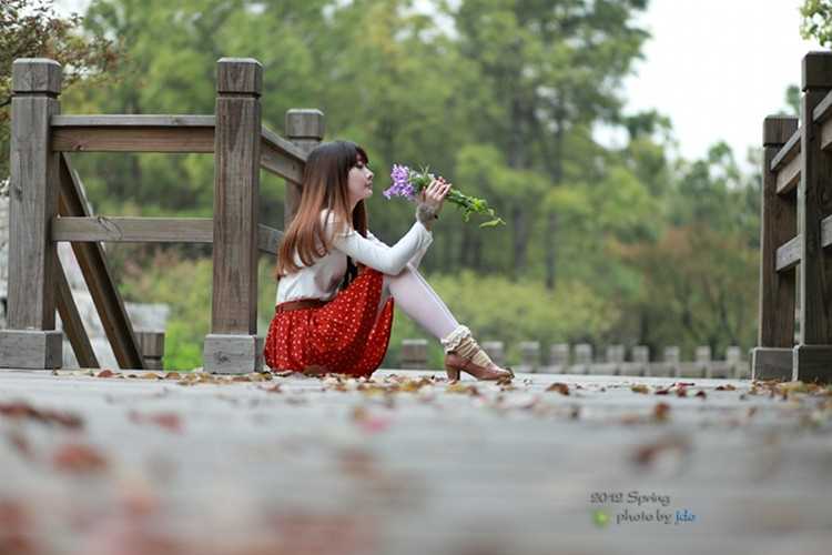 最新手捧花束的清纯白丝大长腿户外性感唯美意境图片图集