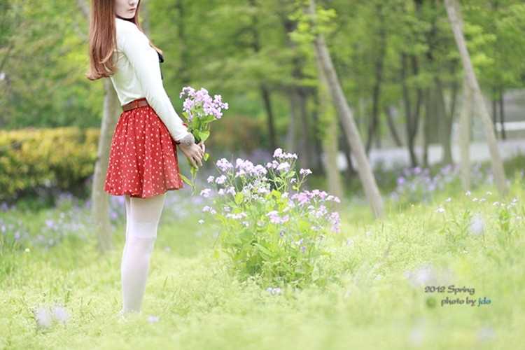 最新手捧花束的清纯白丝大长腿户外性感唯美意境图片图集