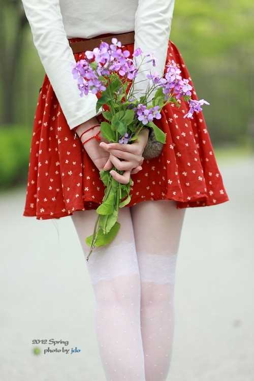 最新手捧花束的清纯白丝大长腿户外性感唯美意境图片图集