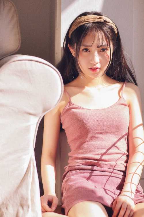 清纯甜美的亚洲美女吊带长裙朦胧意境图片