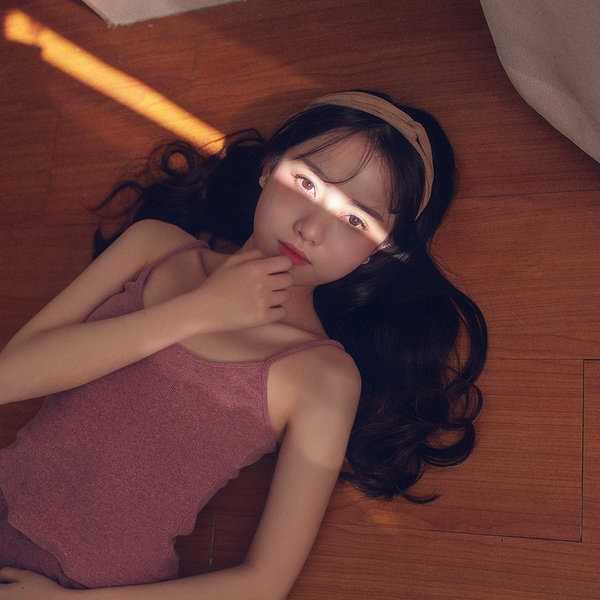 清纯甜美的亚洲美女吊带长裙朦胧意境图片