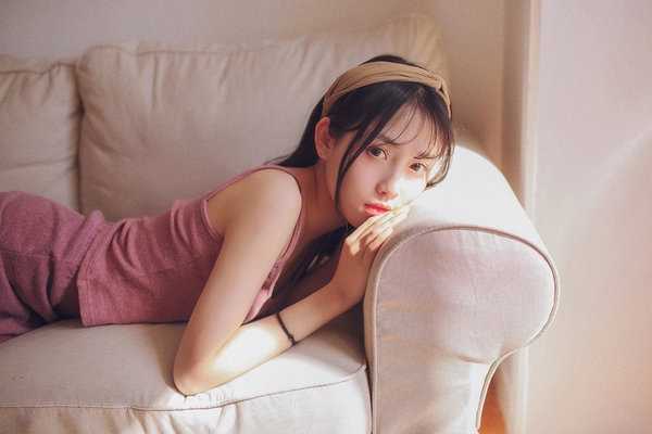 清纯甜美的亚洲美女吊带长裙朦胧意境图片