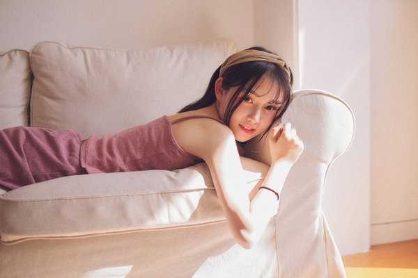 清纯甜美的亚洲美女吊带长裙朦胧意境图片