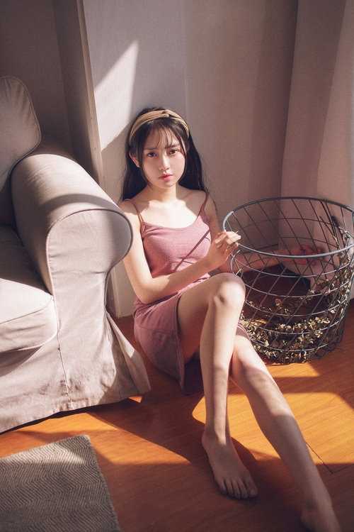 清纯甜美的亚洲美女吊带长裙朦胧意境图片