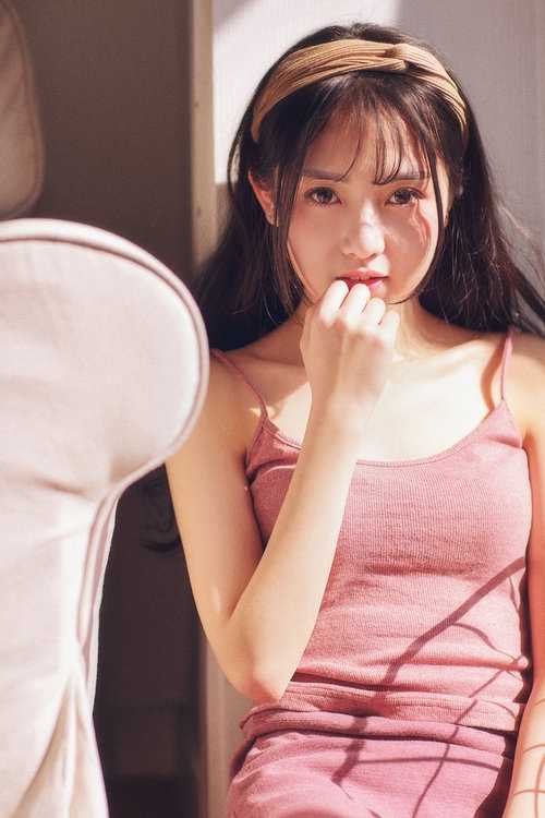 清纯甜美的亚洲美女吊带长裙朦胧意境图片