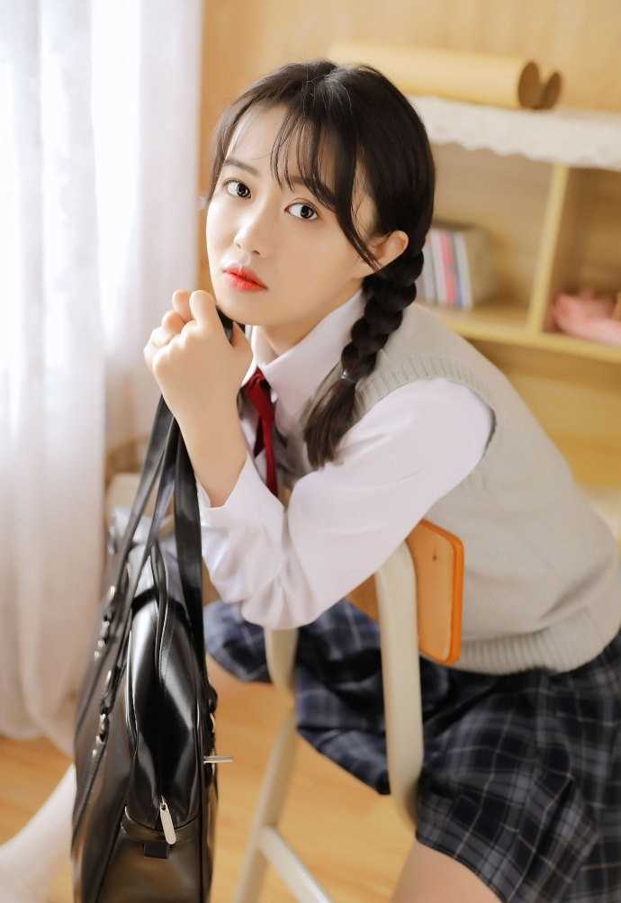 高清校园清纯麻花辫美女学生元气惹火惑图册