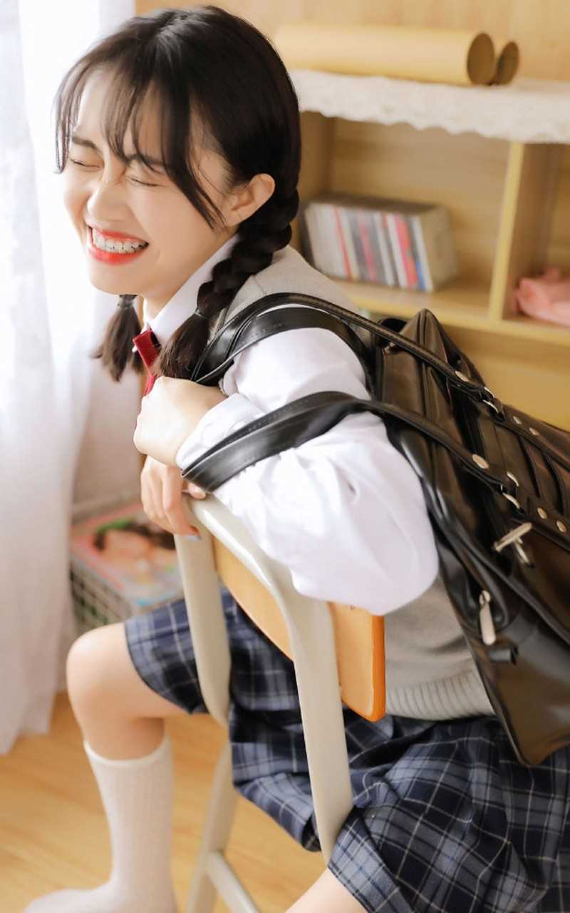 高清校园清纯麻花辫美女学生元气惹火惑图册