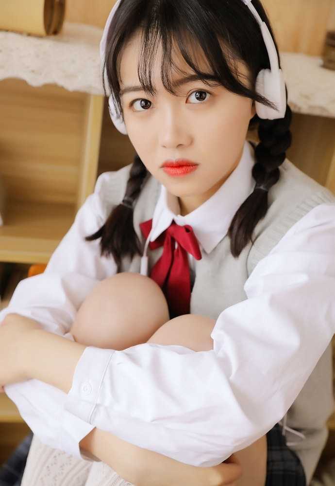 高清校园清纯麻花辫美女学生元气惹火惑图册