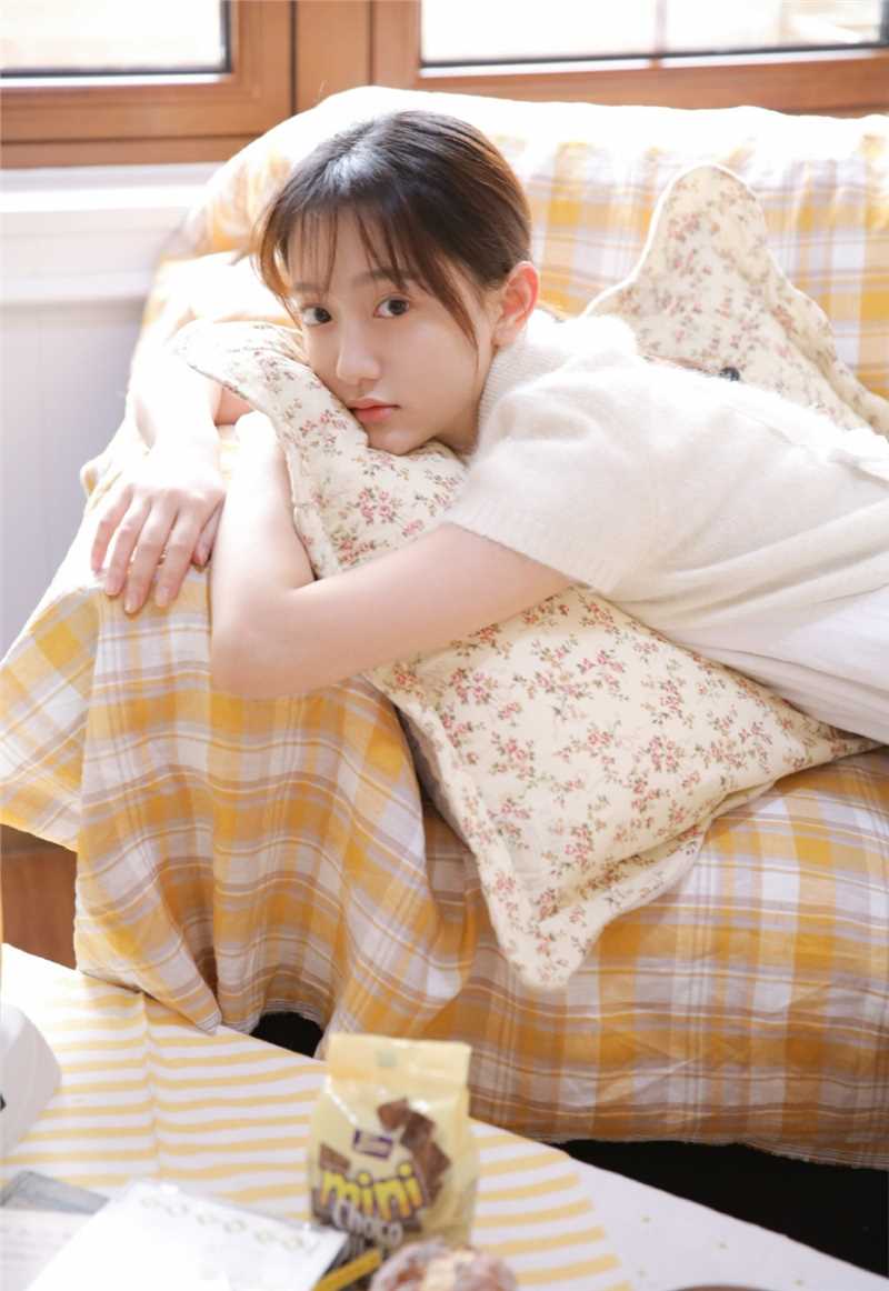 精选居家清纯美女天然无邪眼神氧气素人图片图册