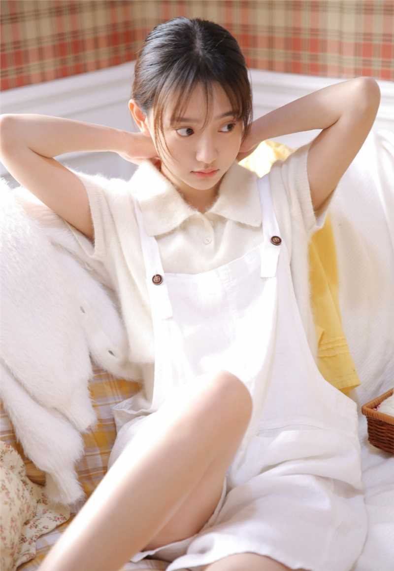 精选居家清纯美女天然无邪眼神氧气素人图片图册