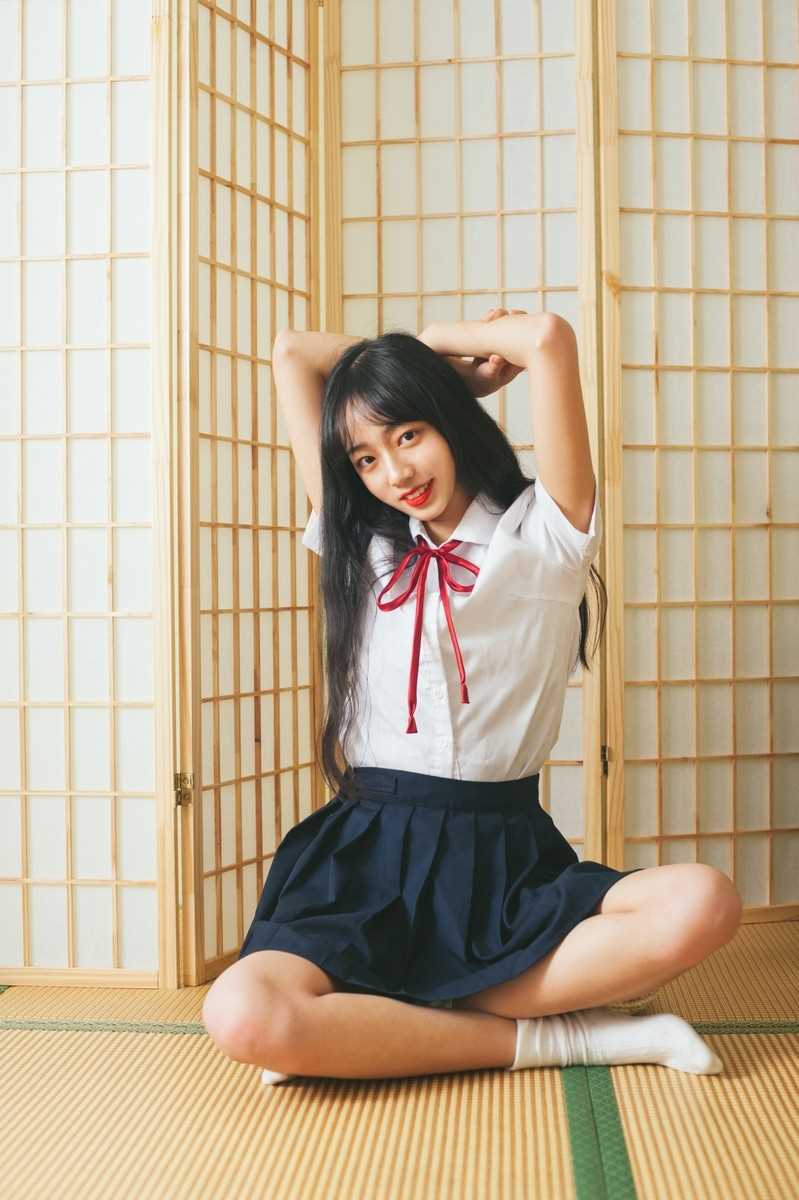 最新清纯甜美气质长发美女校园制服养眼吸晴图片壁纸图集