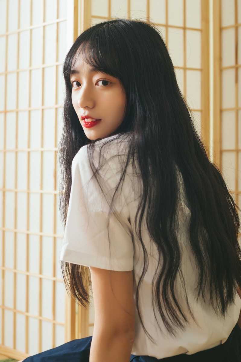 最新清纯甜美气质长发美女校园制服养眼吸晴图片壁纸图集