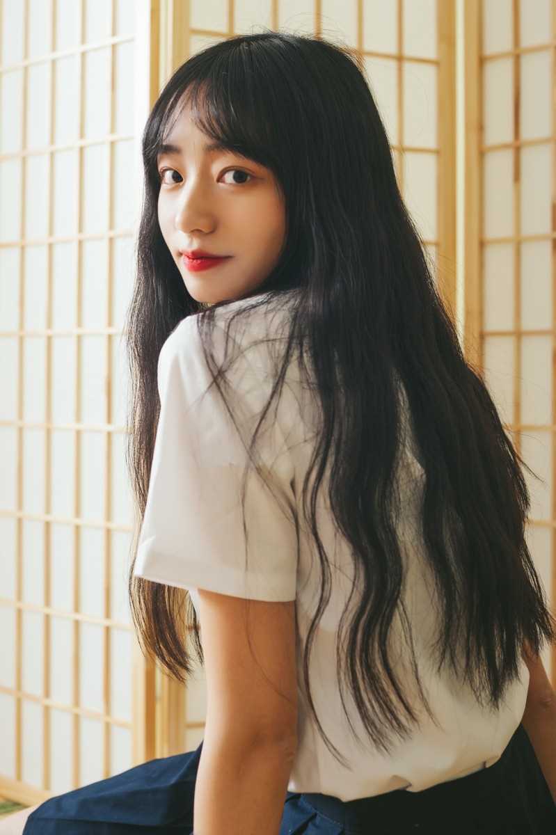 最新清纯甜美气质长发美女校园制服养眼吸晴图片壁纸图集