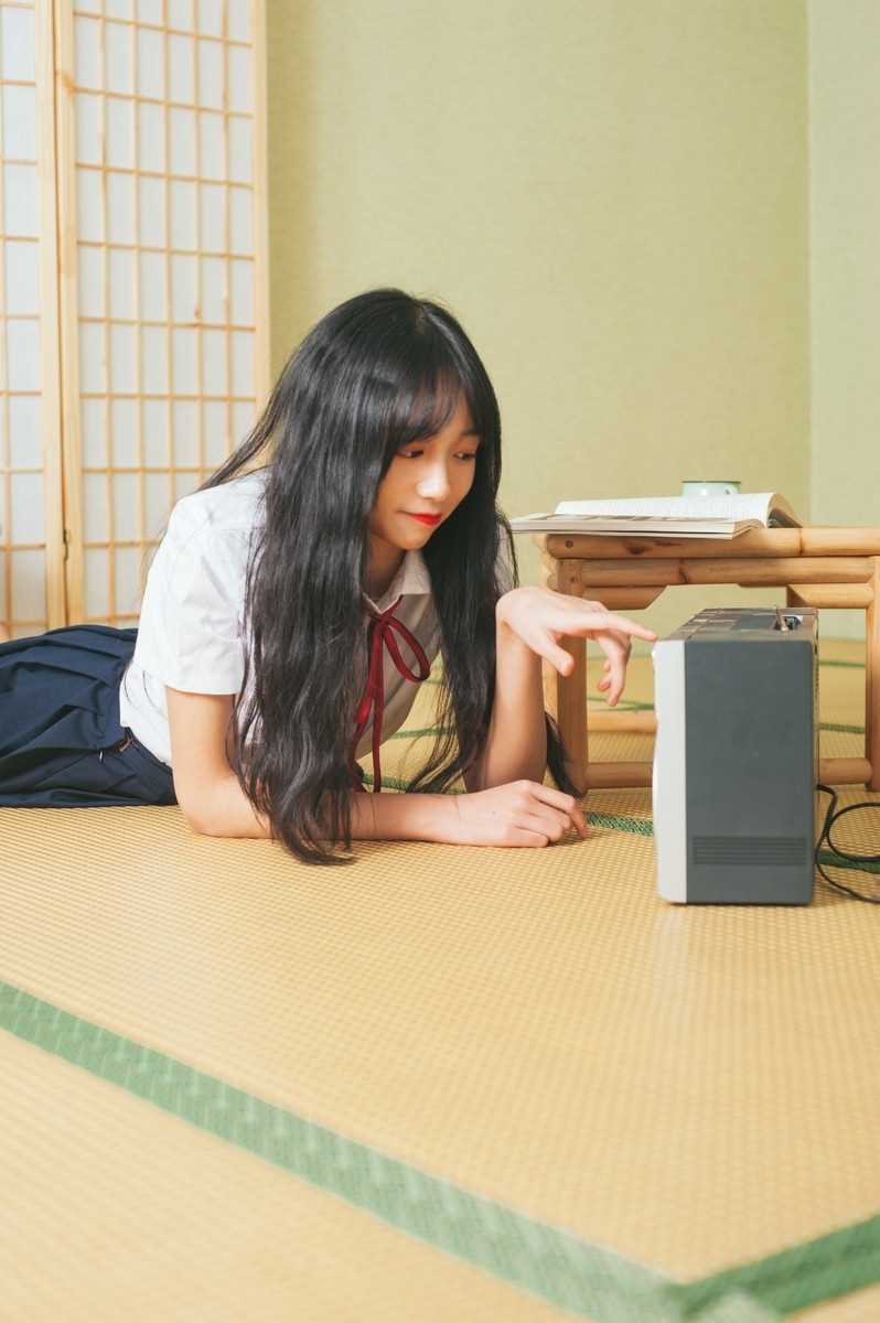 最新清纯甜美气质长发美女校园制服养眼吸晴图片壁纸图集