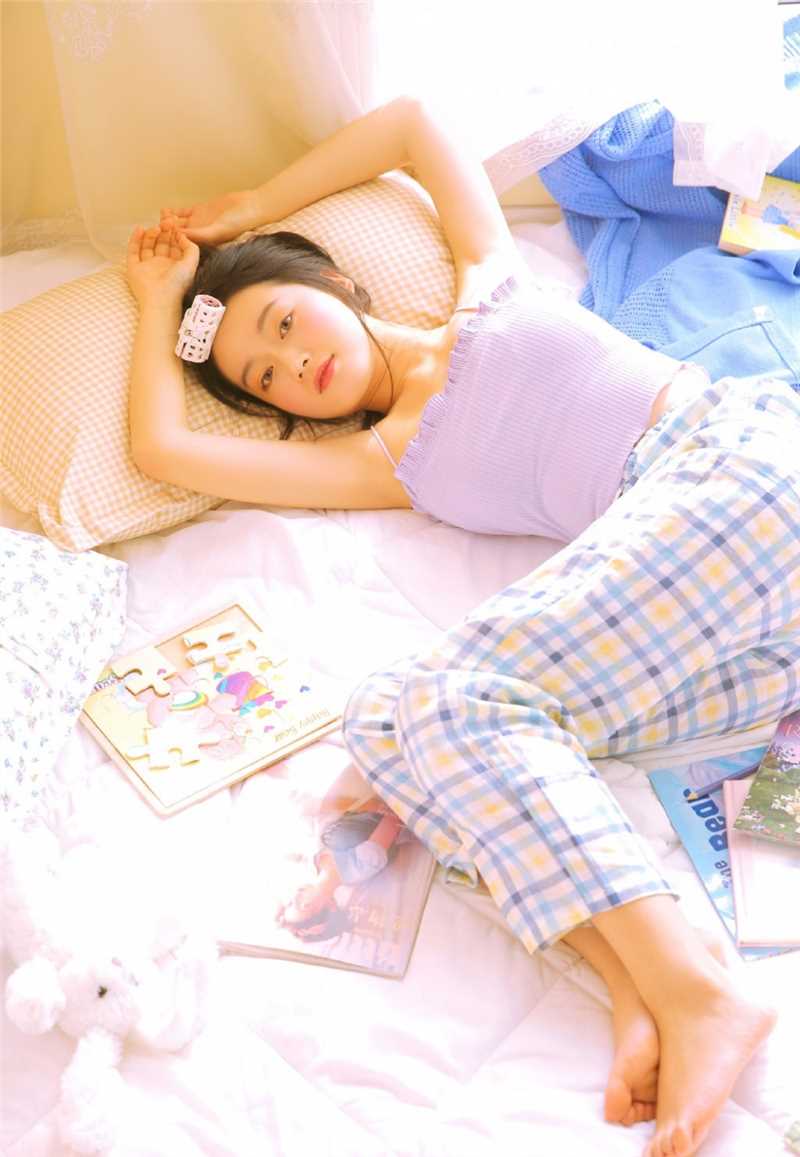 最新居家吊带睡衣美女私房卧室冷艳清纯梦幻壁纸