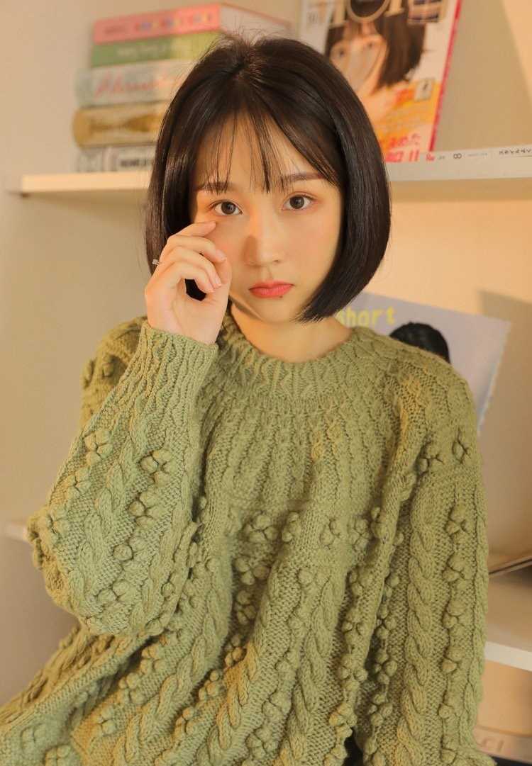 特别专辑短发美女丰满身材可爱大长腿玉足私房清纯图片