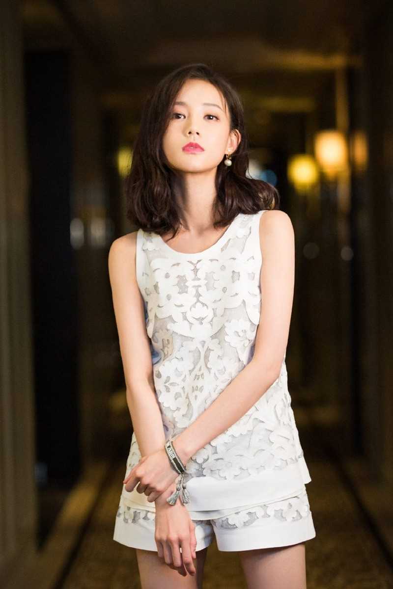 清纯甜美少女李一桐楚楚动人眼神养眼明星图片