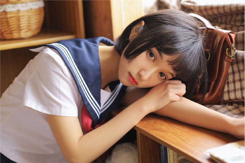 精选大眼短发清纯美女纤细大长腿诱惑图片图册