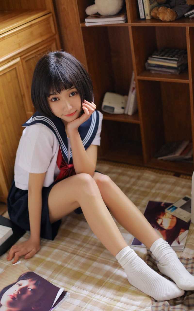 精选大眼短发清纯美女纤细大长腿诱惑图片图册