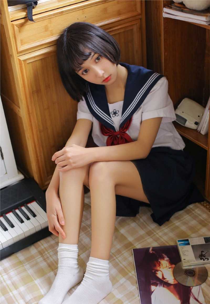 精选大眼短发清纯美女纤细大长腿诱惑图片图册