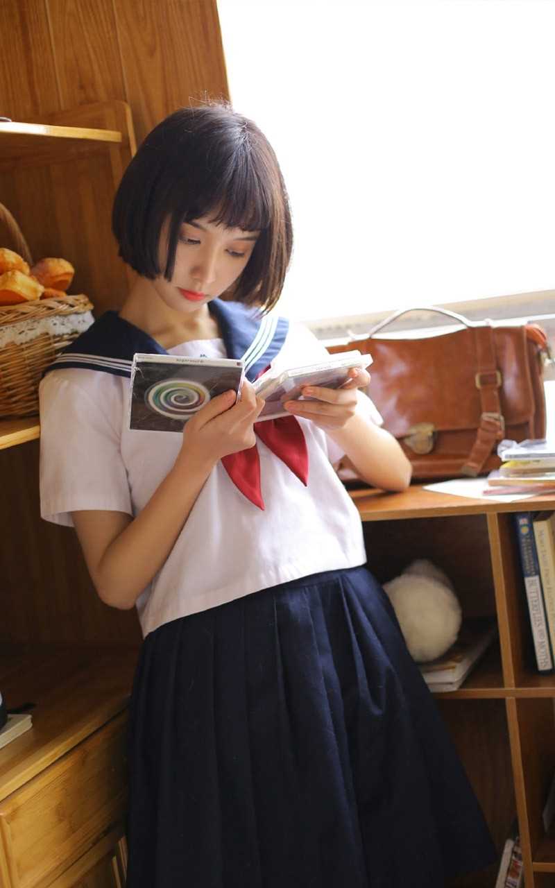 精选大眼短发清纯美女纤细大长腿诱惑图片图册