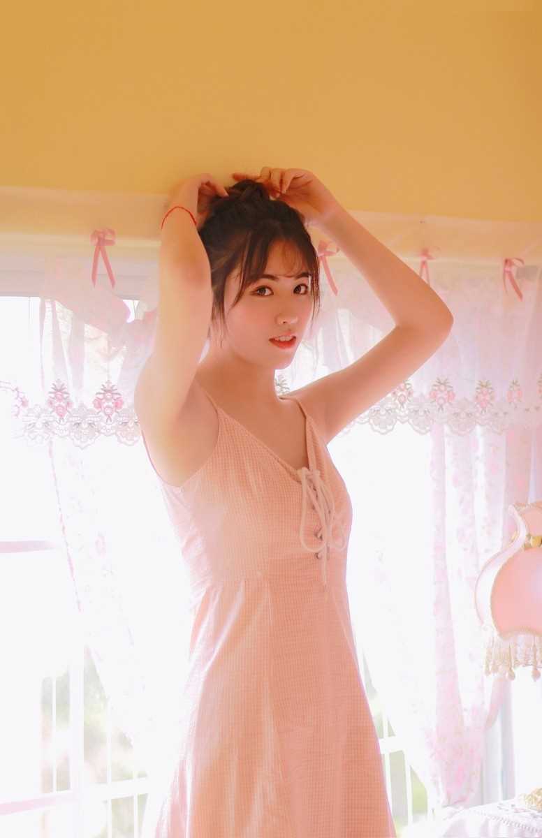 小清新少女吊带酥胸清纯可爱图片