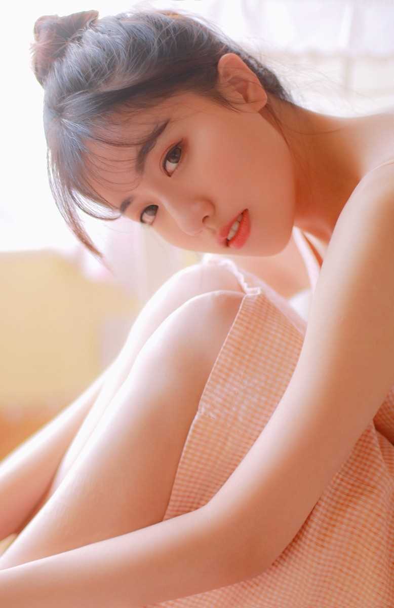 小清新少女吊带酥胸清纯可爱图片