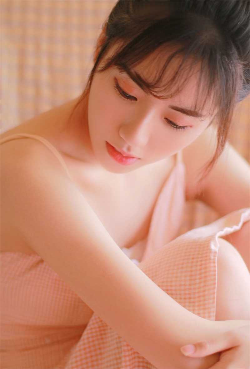 小清新少女吊带酥胸清纯可爱图片