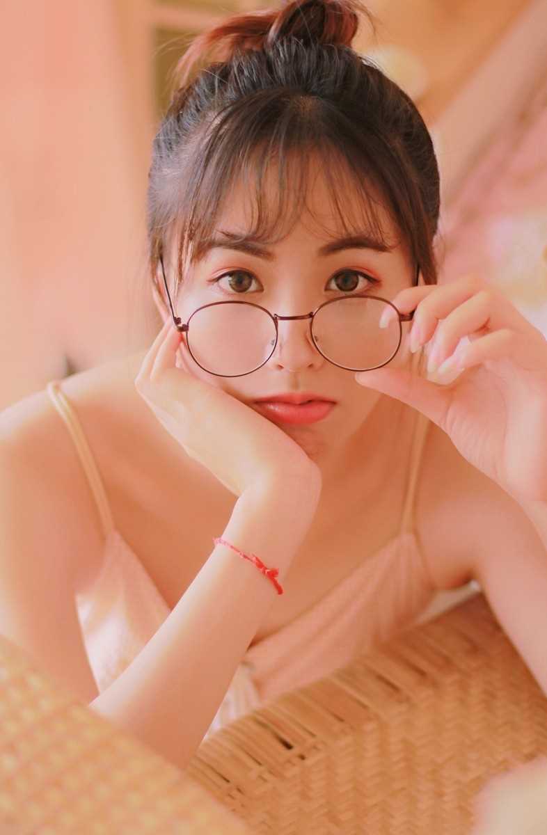 小清新少女吊带酥胸清纯可爱图片