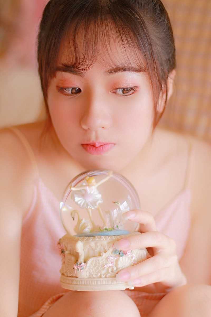 小清新少女吊带酥胸清纯可爱图片