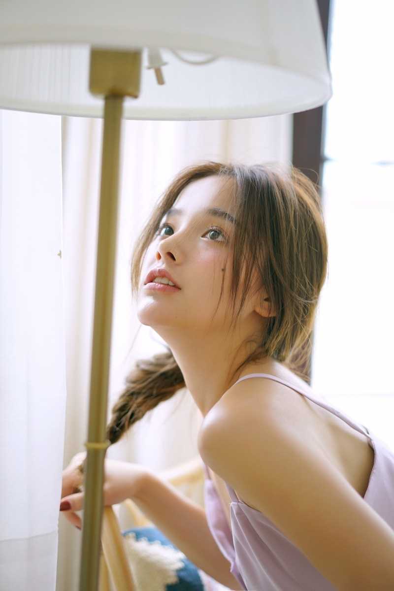 清纯美女吊带露背长裙性感玉肩天然尤物图片