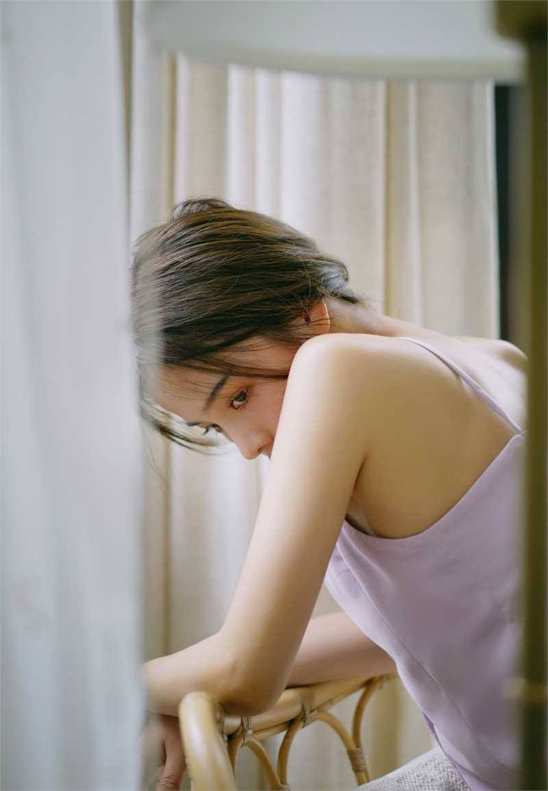 清纯美女吊带露背长裙性感玉肩天然尤物图片